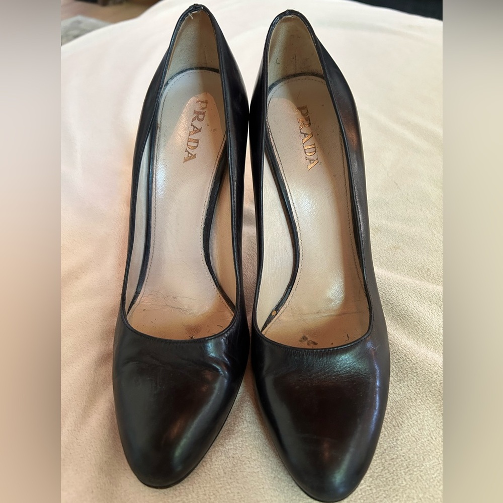 Prada black leather pump 38